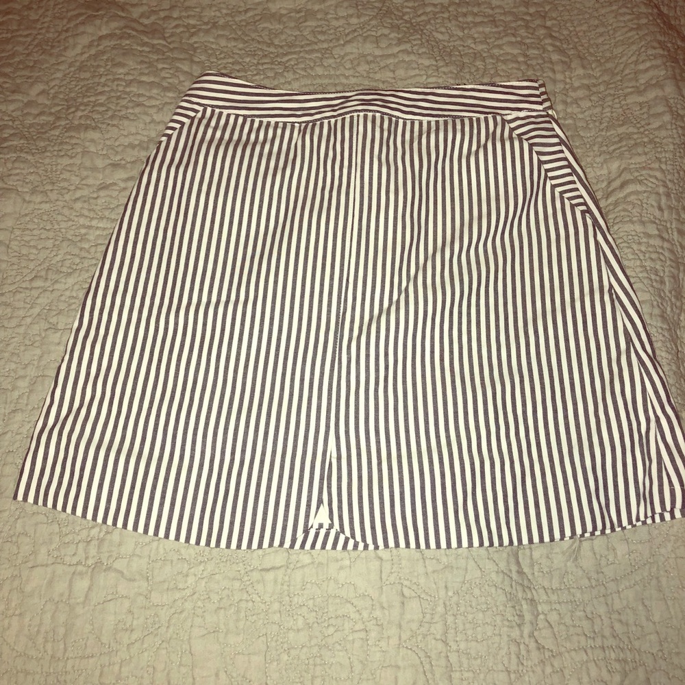 NWT navy and white seersucker scalloped skirt